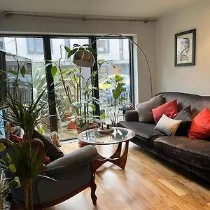 Eclectic East Hideaway With En-suite London